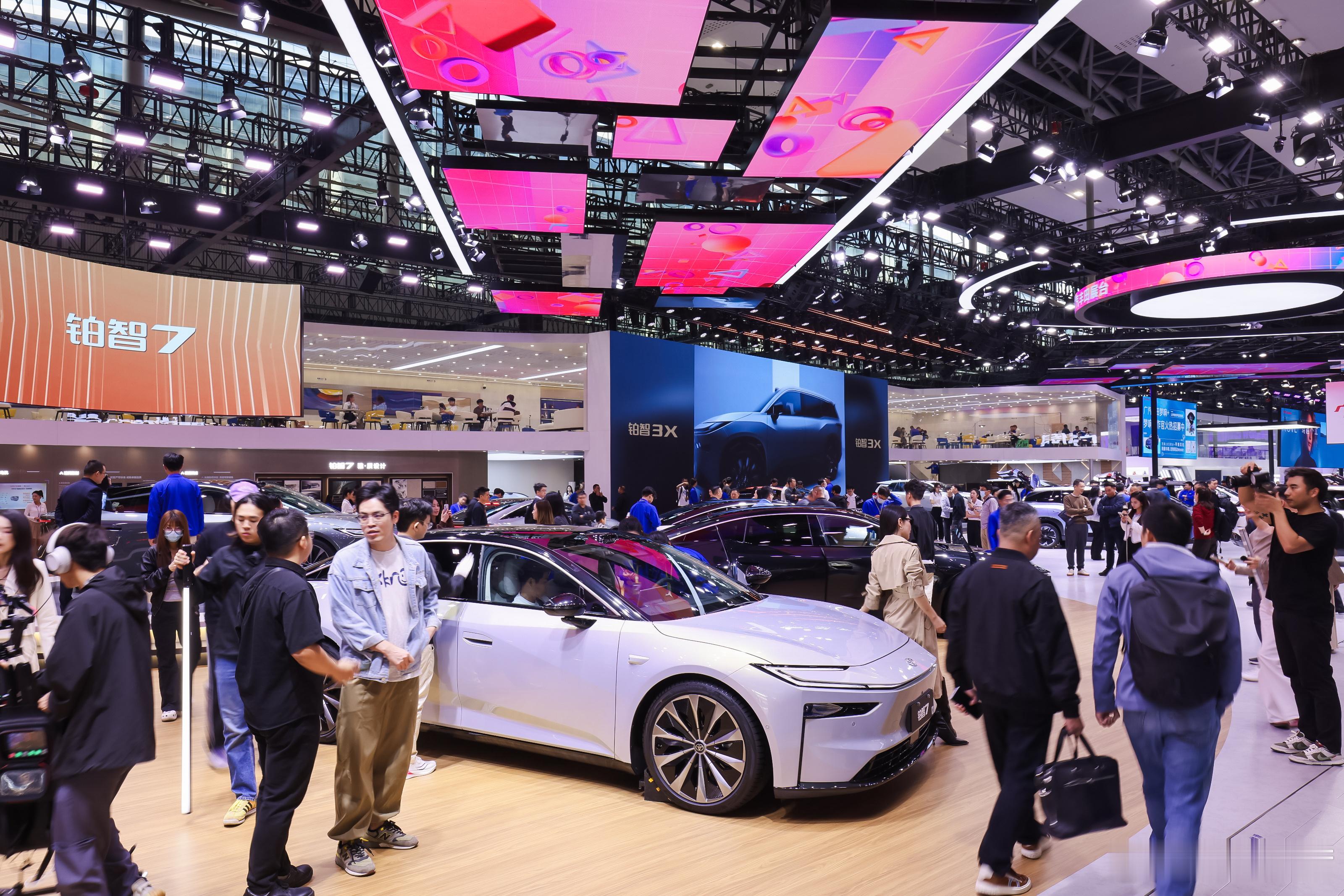 铂智7在广州车展正式开始预定。这款车的特点是没有一股脑搞“全栈自研”，提出来一个