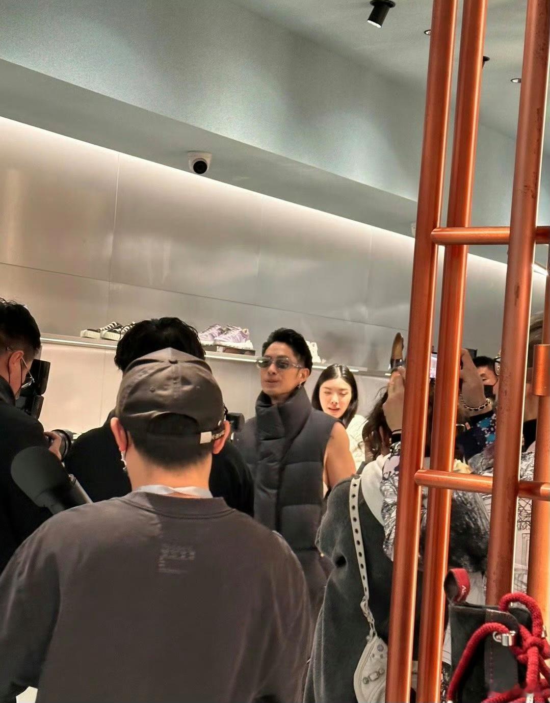 吴建豪大热天穿羽绒马甲，为了所谓的时尚这哥们是真能扛热啊！ ​​​