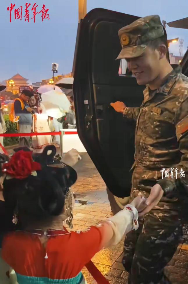 这下好了，

不仅自己家里人知道了，就连全国人民都知道了，原来有这么暖心的双胞胎