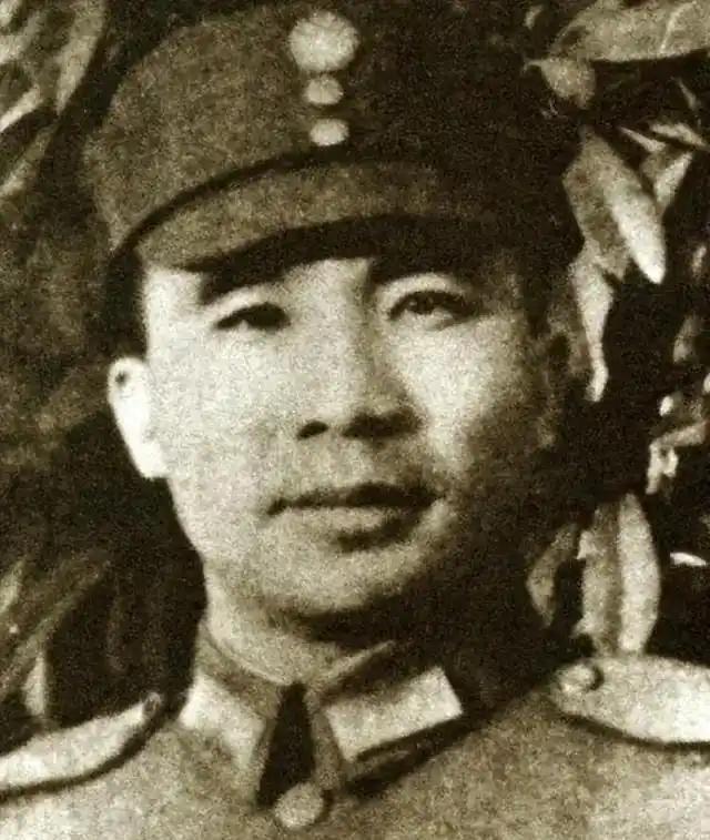 1937年冬，南京城烧成火海。师长王耀武站在江边码头，听说团长邱维达还在城里血战