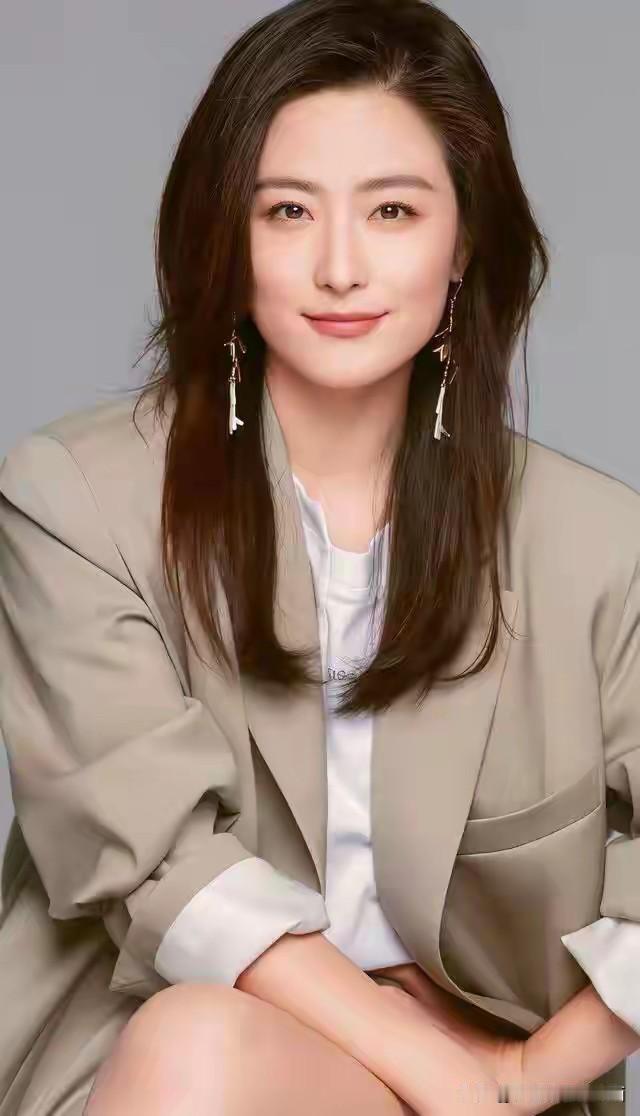 这才是岁月从不败美人，40多岁了仍旧美艳大气，看起来是80后女演员里最有气质的一
