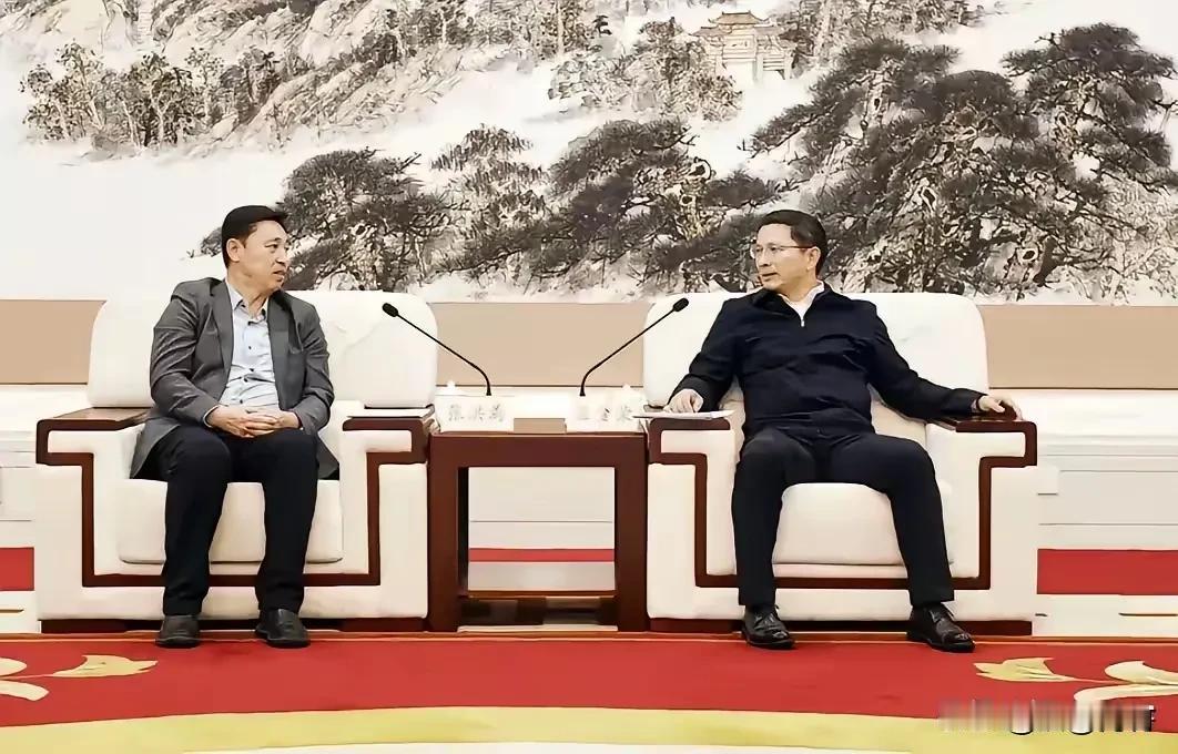 从坐姿看
谁是主
谁是宾
谁为上
谁为下
谁内谦
谁外放