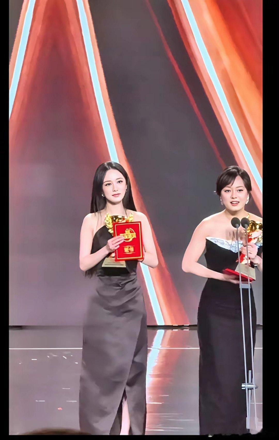 很难信孙俪只比杨幂大了四岁！杨幂在孙俪旁边摇头晃脑，可可爱爱，孙俪则大方优雅的发