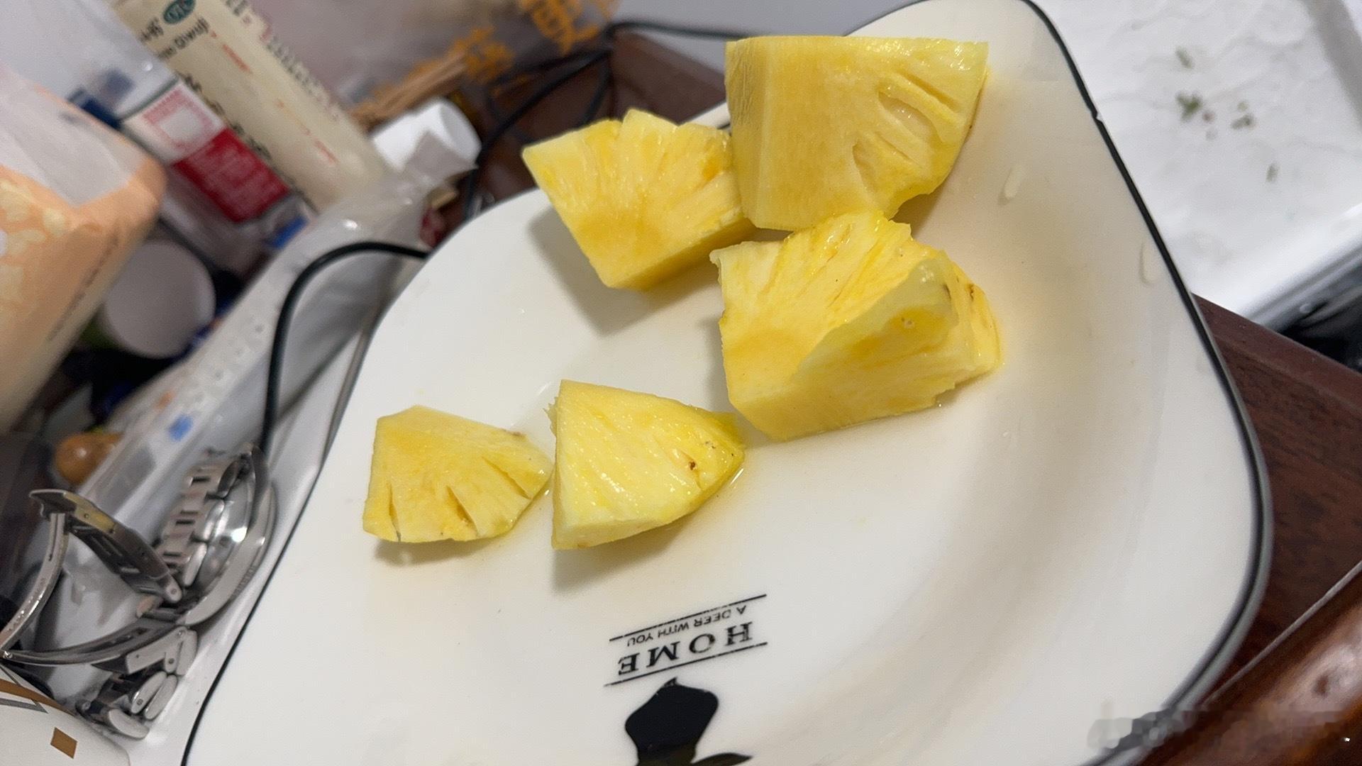 自己一个人炫完一个凤梨… 