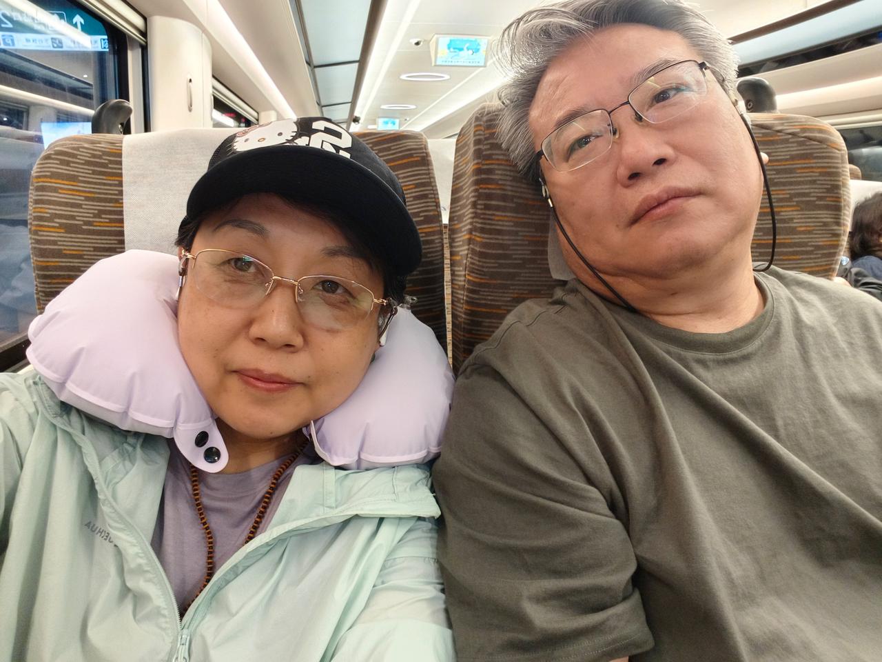 老夫老妻回老家。
风景旧曾谙，如今多已逝。