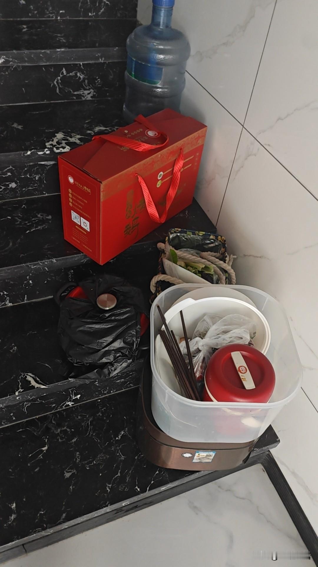 不为别的，单纯的觉得累。不光是身累，还心累。
按说现在不愁吃不愁喝，买啥都买得起