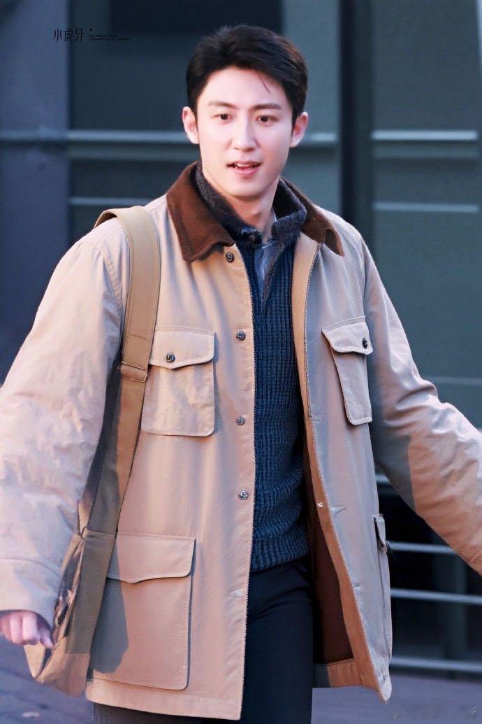 黄景瑜 奋斗文学 单手搂女生的样子，安全感爆棚苏到骨子里 洗旧棉服都藏不住的苏感