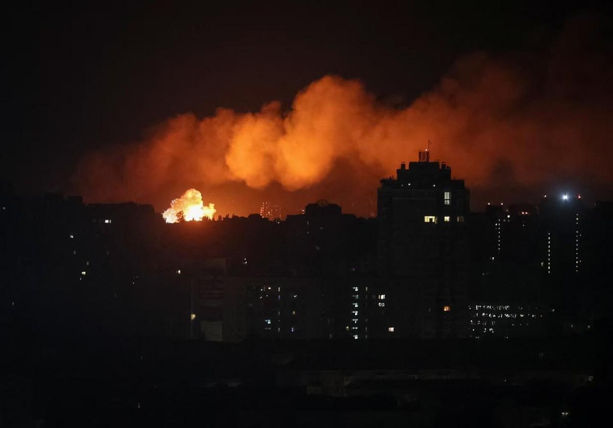 凌晨响起剧烈爆炸声，基辅市长抱怨12000栋建筑约有4000栋被炸，俄每次轰炸都