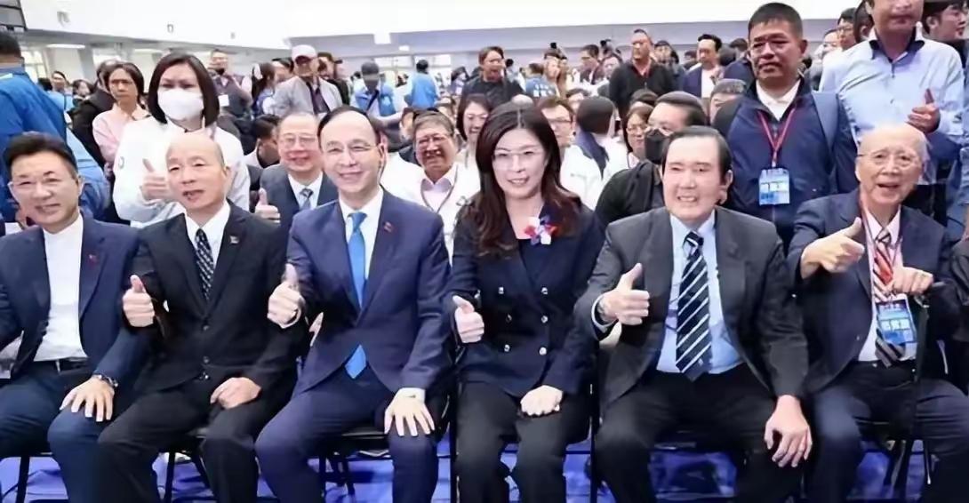 国民党抱着“中华民国”这具僵尸不撒手的各种行为，很像不愿意褪下破旧长衫的孔乙己。