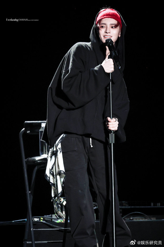 侯明昊湾区升明月唱黄种人谁懂侯明昊登上湾区升明月演唱《黄种人》的意义！节目汇聚内