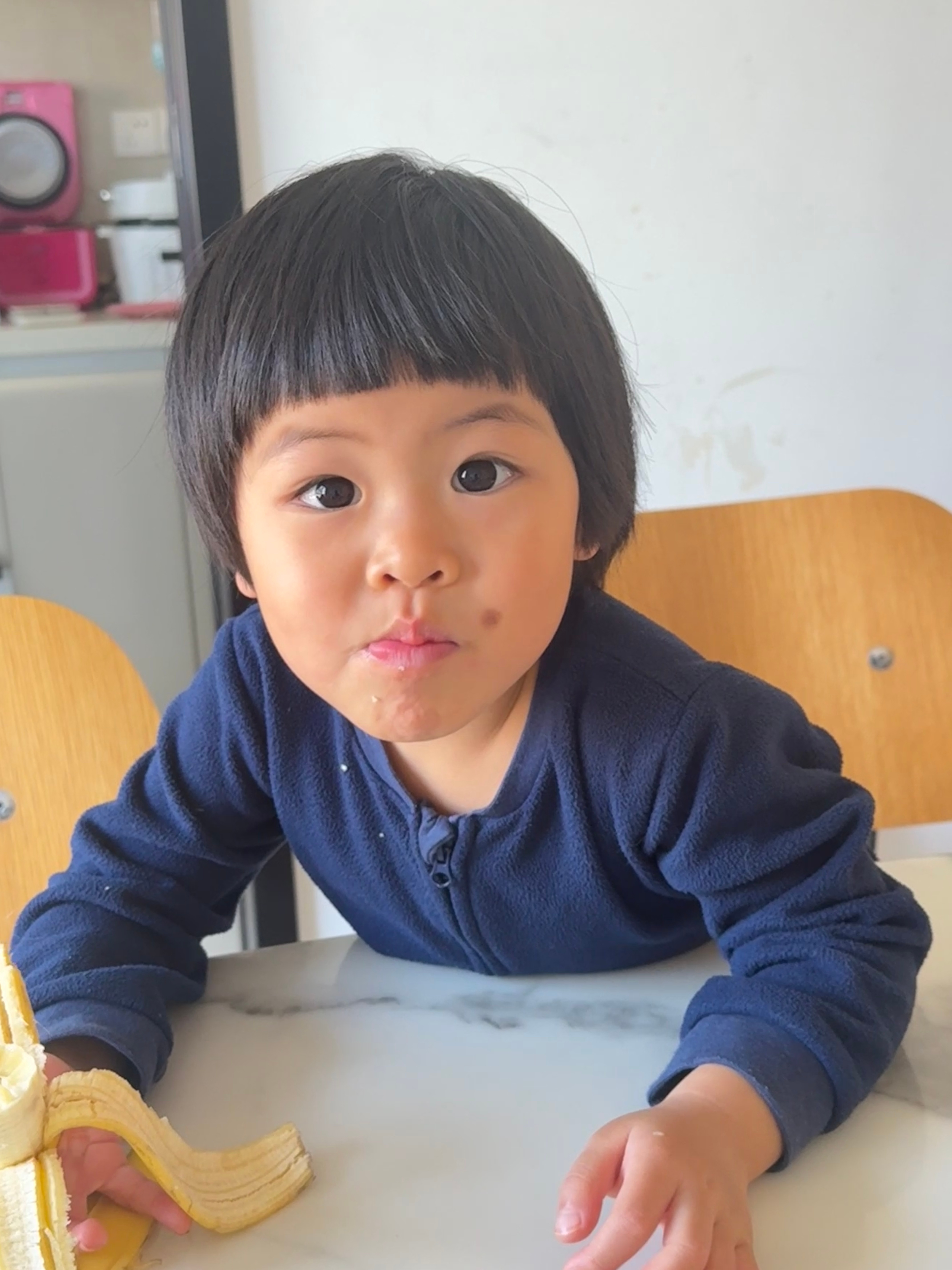 压压告状 说吃完早饭球宝要吃小馒头，压压说要吃几个？球宝说我自己抓！压压眼看她吃