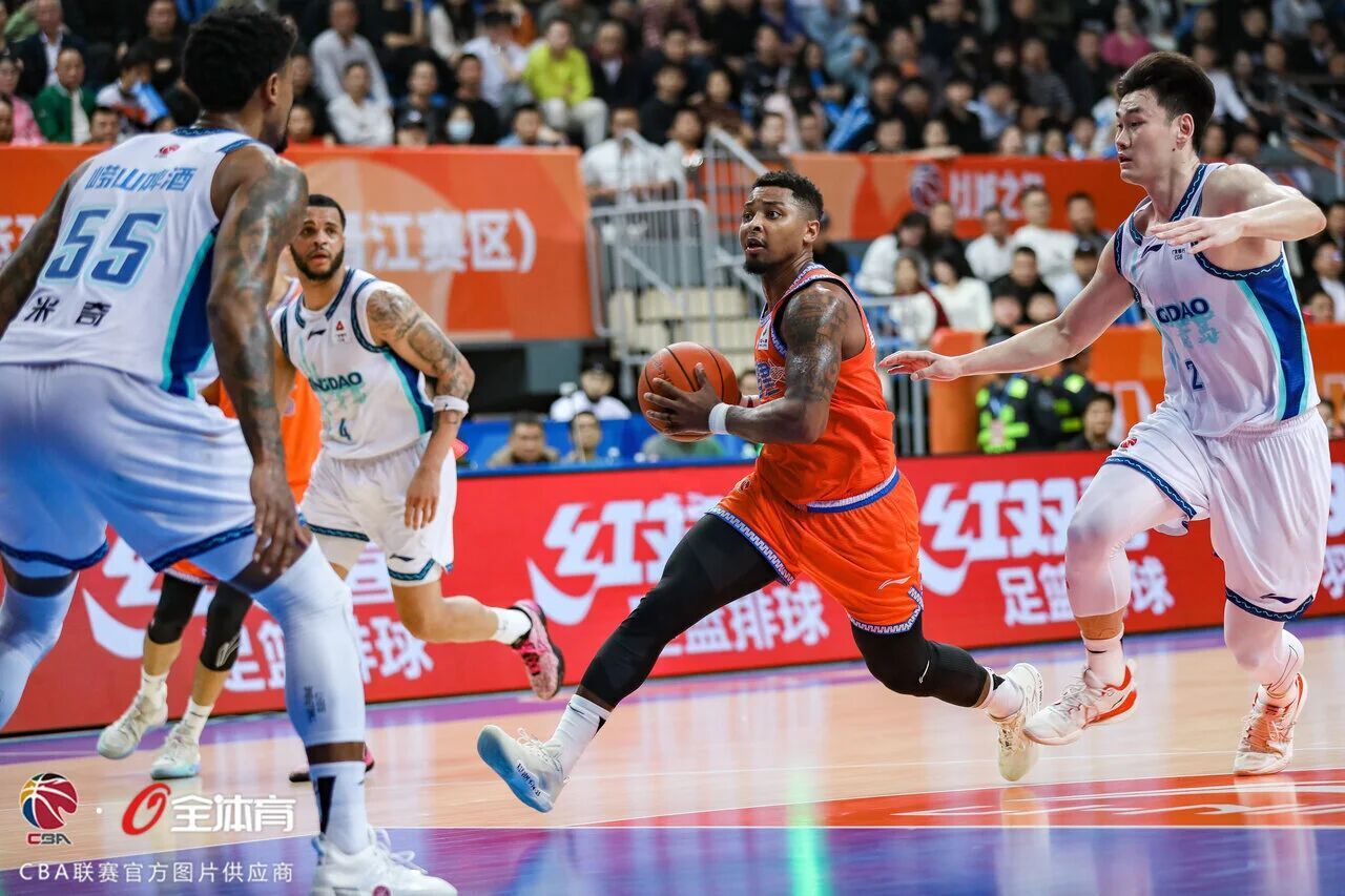 福建男篮下半场净胜青岛男篮22分，在主场完成大逆转，第二阶段至今6战4胜，他们仍