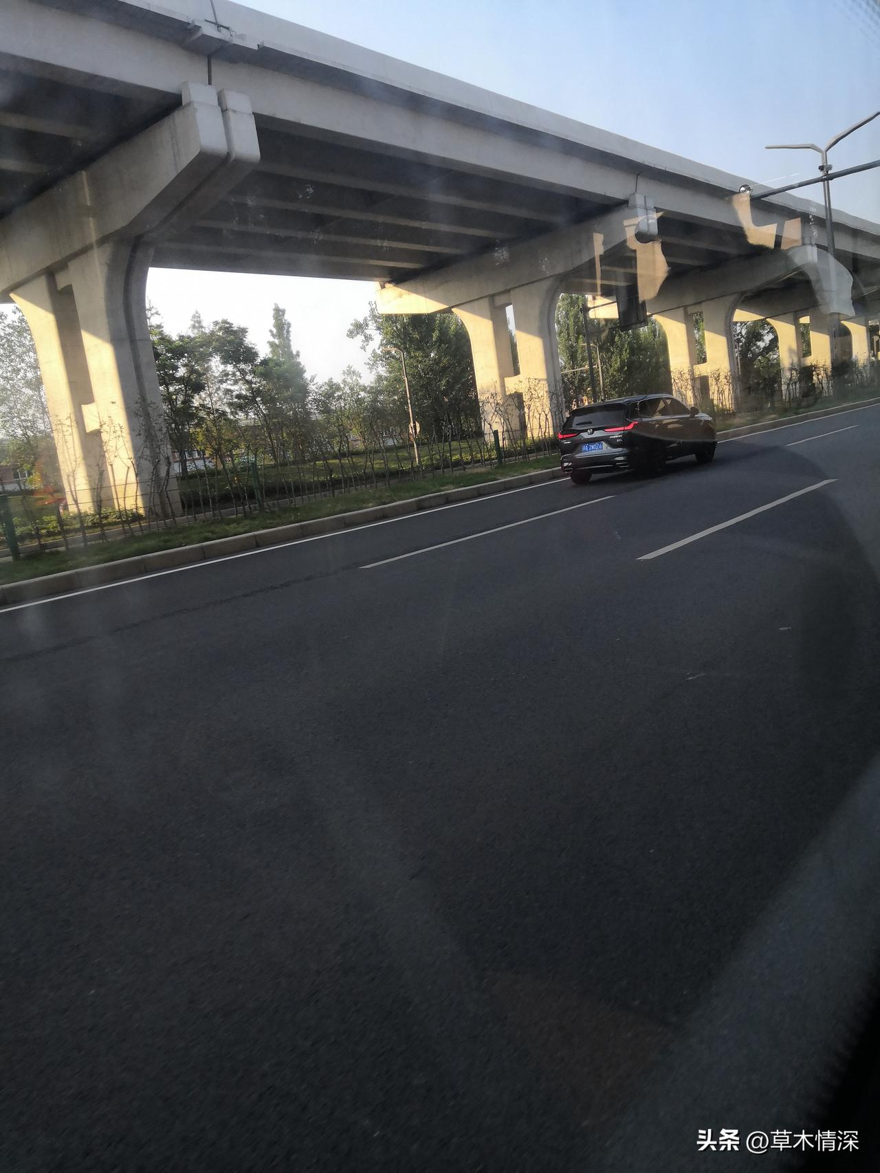 天气闷热
成都市天气预报，成都市今天白天仍然是高温天气，气温今天白天在37到30