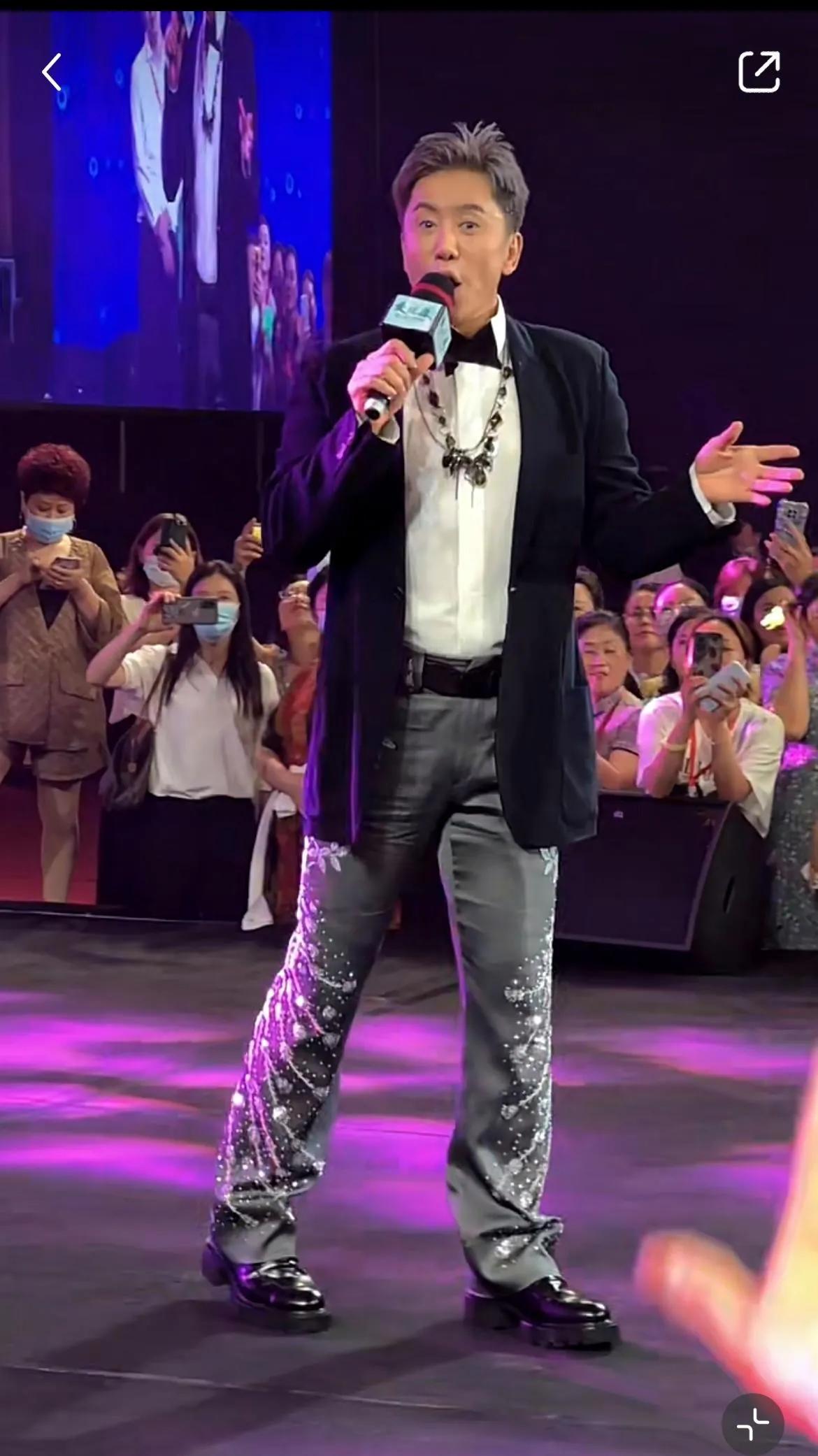 55岁毛宁还是那么的朝气蓬勃。
#不老男神魅力# 
#明星不老男神# 
#演艺界