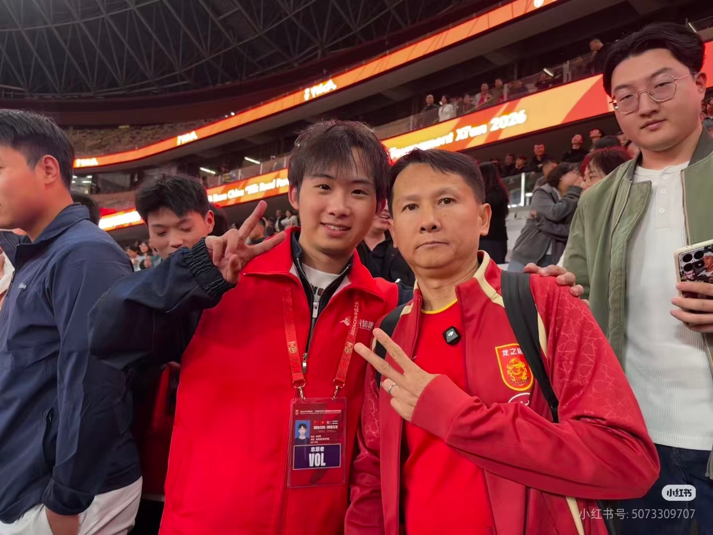 大量的梗里发现了少量的解说独自居家观赛或是线下组团追赛，各类生活需求都能轻松落地