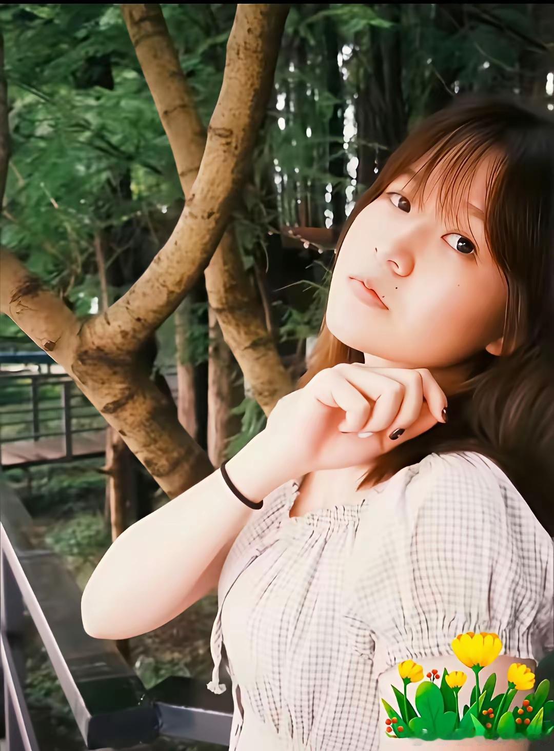 活泼灵动的小少女，全红婵的妹妹全红桃
 
这张林间氛围感照片里清秀温柔的女孩，是