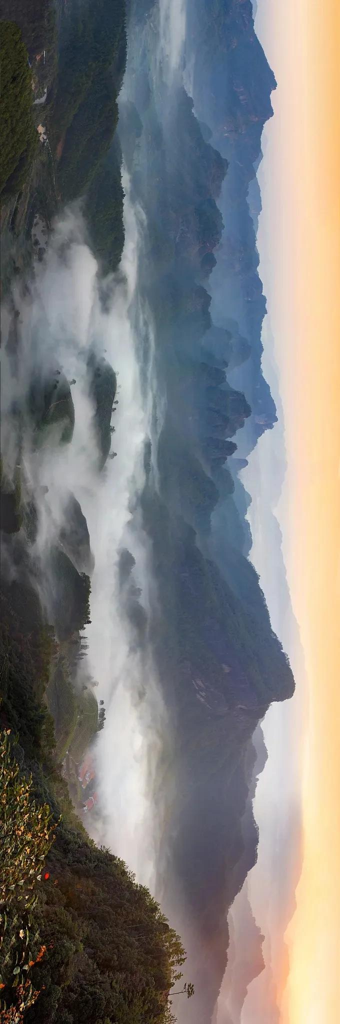 武夷山
遨游天界九曲宫，碧水丹山奇幻穷。
石沼青莲史书刻，千崖万壑有清风。