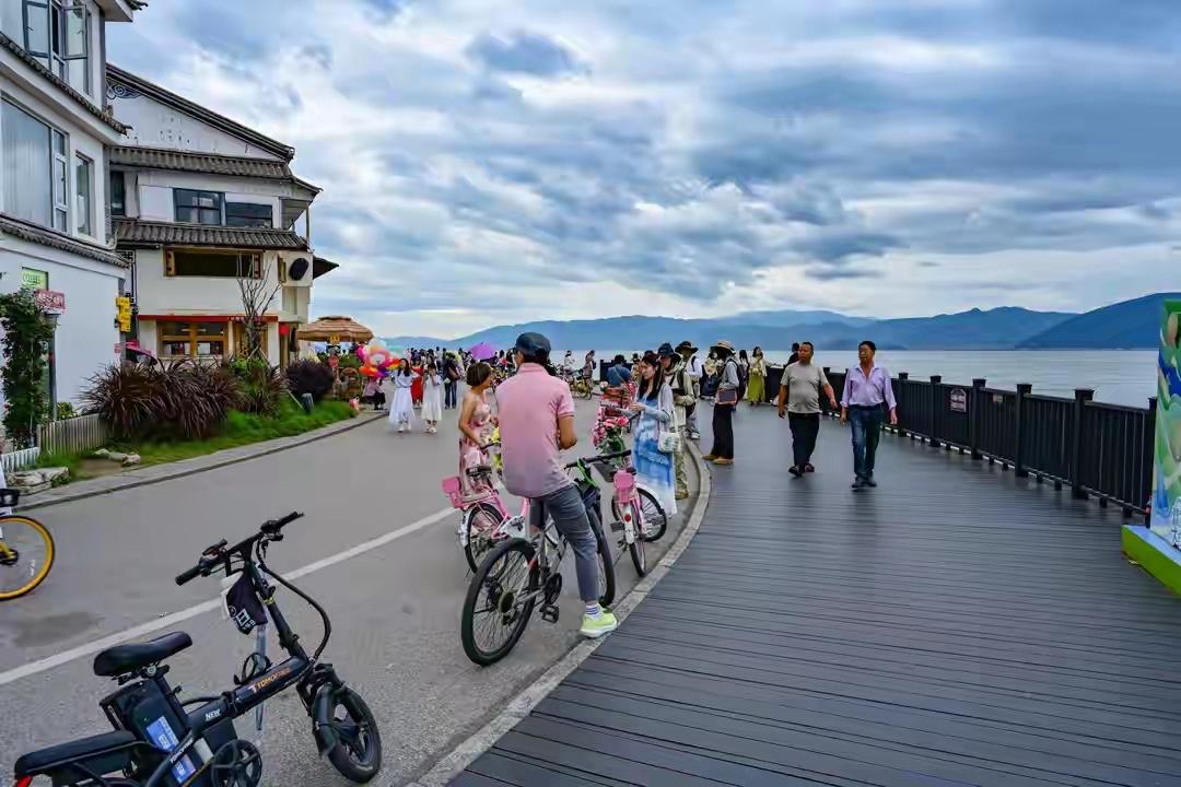 环洱海骑行，追逐风的自由沿着生态廊道，阳光洒在湖面，微风轻拂发梢，每一帧都是治愈