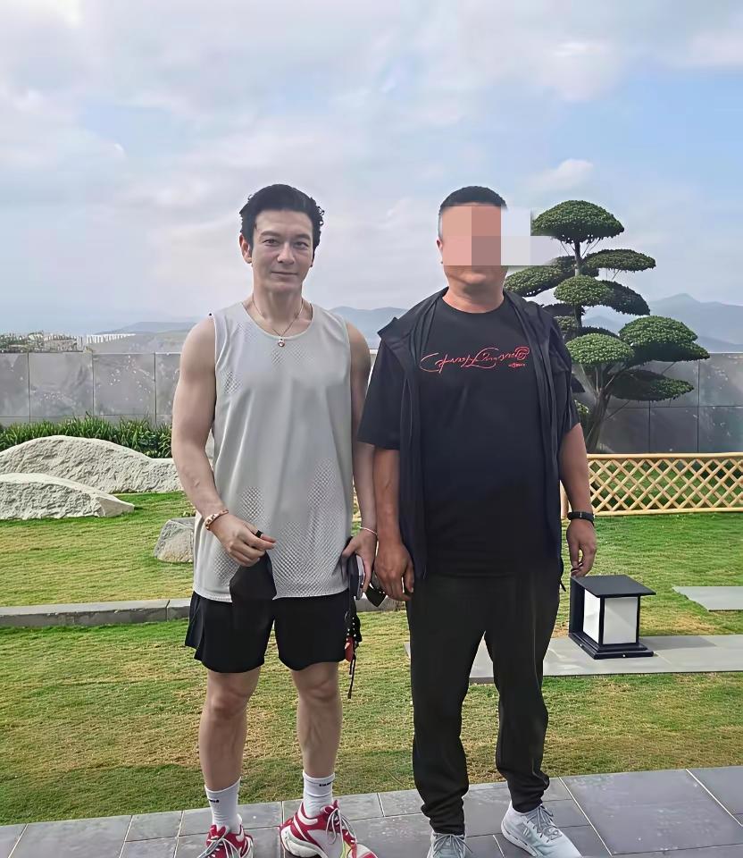 黄晓明一米八的身高再次被质疑[捂脸][捂脸]

近日有网友在三亚跑步时偶遇了同样