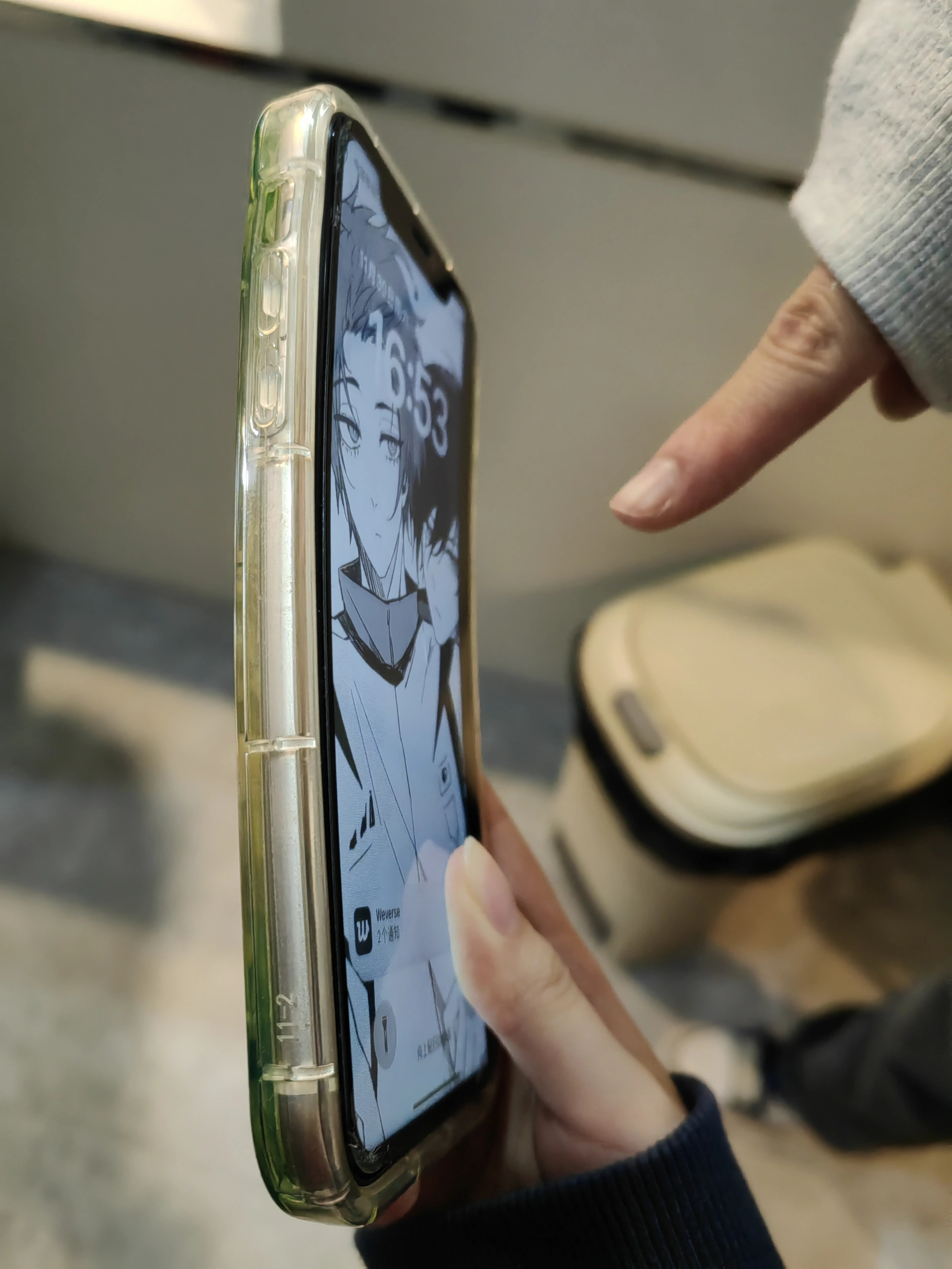 iPhone手机弯成这样，还有网友在继续使用。 