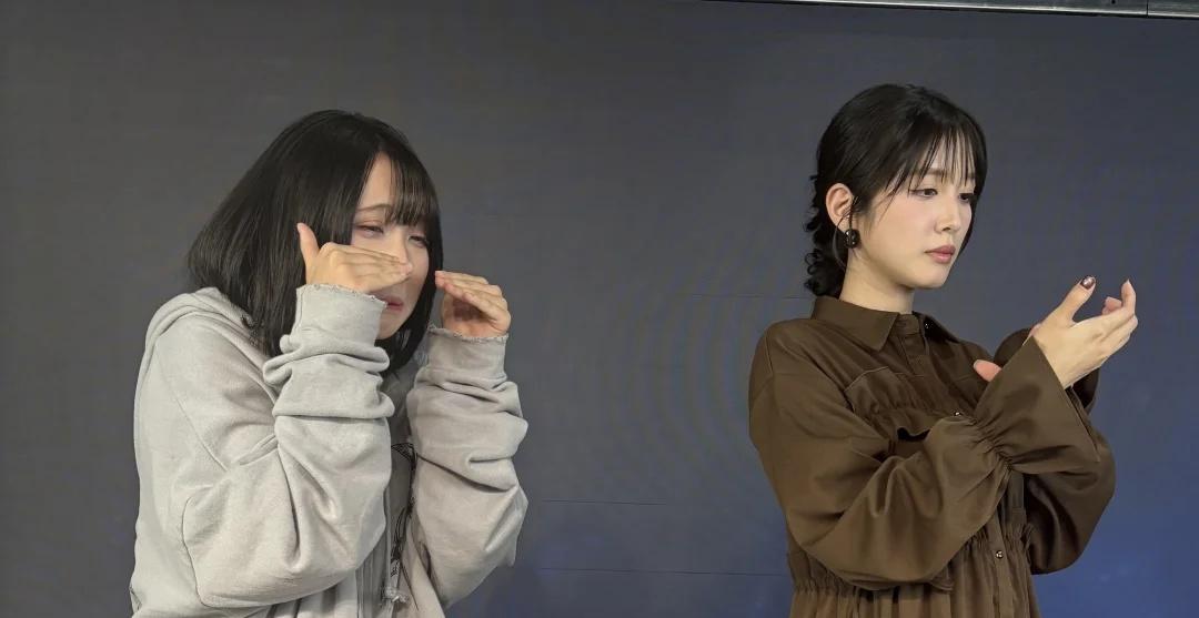 哭泣的我与刷手机的るか
拍了这个梗图
るか回头：诶——！
（我拍岀来效果这么猥琐