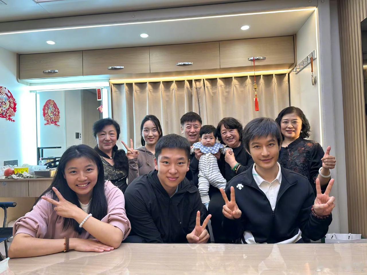 这是黄晓明的真实容貌，不化妆，也头发也不打理，黑瘦黑瘦的像个高中生！
突然觉得黄