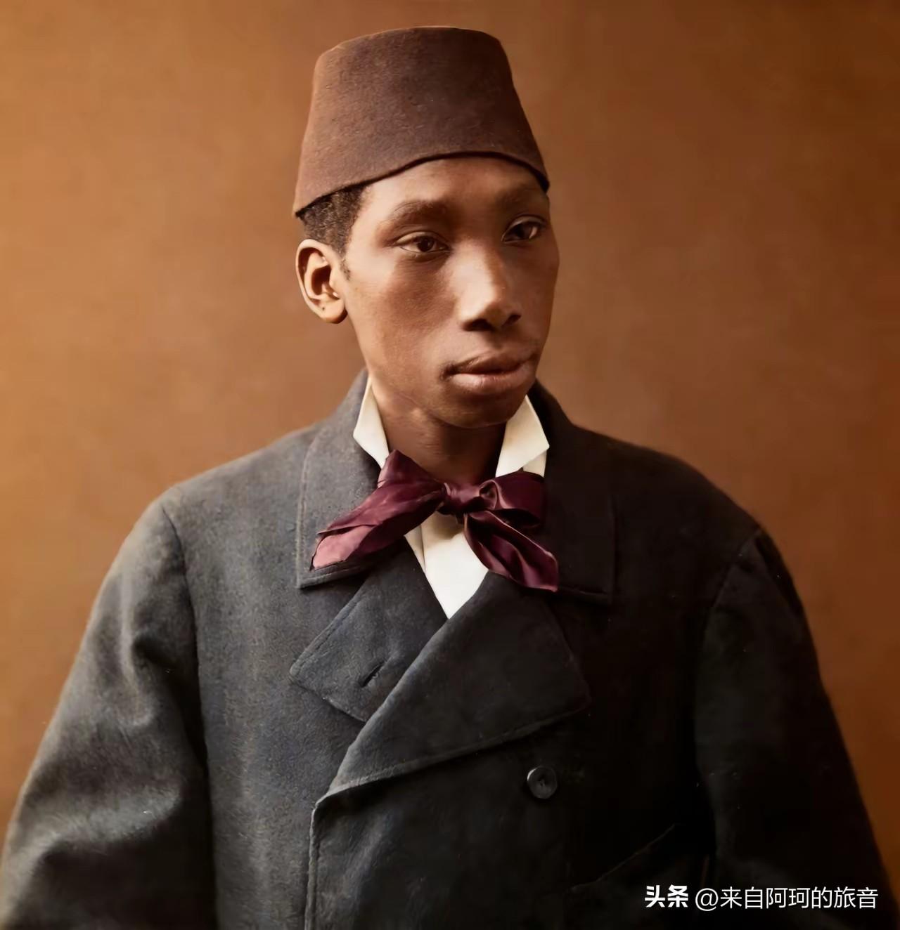 托普卡帕宫里有一条石板路，只有黑人宦官才能走。那些穿白袍的黑皮肤少年踩在上面，步