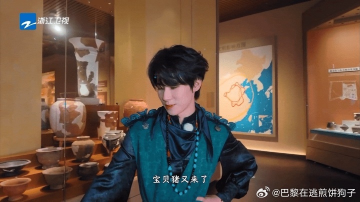 张真源叫自己宝贝猪张真源宝贝猪又来了奔跑吧    看到张真源指着文物说像小猪佩奇