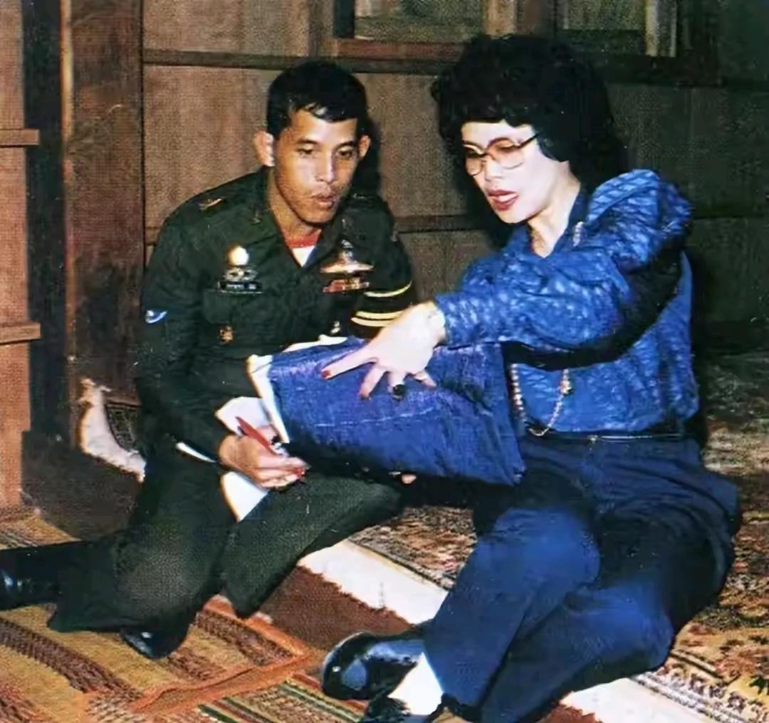 泰王最尊重的人应该就是他的母亲了，诗丽吉王后老了气色还那么好，长寿健康命好的女人