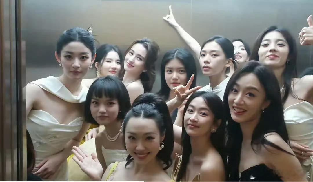 这个合照里，谁最突出。我第一眼看到的是赵晴，然后是最右边的万鹏。那是万鹏没错吧，