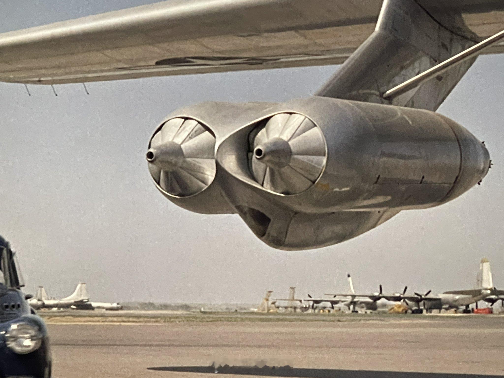 B-36 在正常巡航飞行中，喷气发动机会关闭以节省燃料。当喷气发动机关闭时，百叶