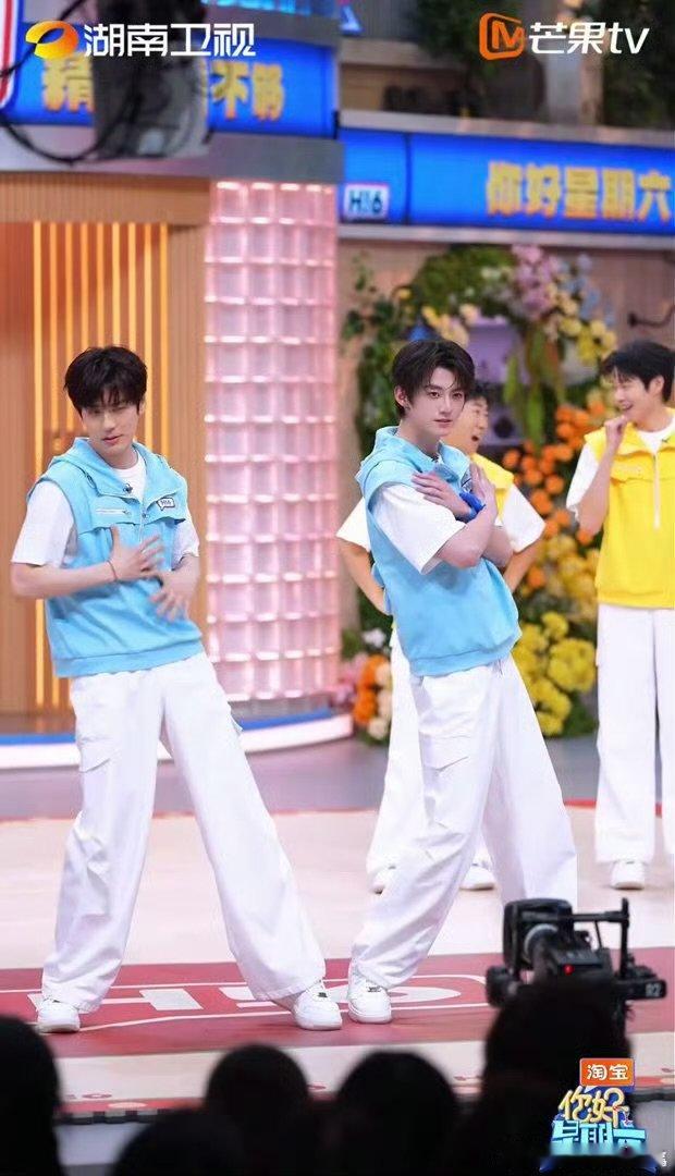 魏哲鸣赖伟明掐脖这一下看完疯狂心动！魏哲鸣赖伟明双人舞帅到犯规，掐脖动作又苏又撩