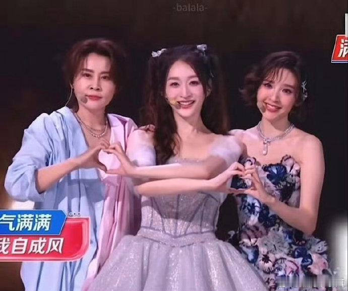 李小冉王濛唐艺昕又合体了 一个温柔原版、一个手忙脚乱可爱版、一个灵动元气版，三个