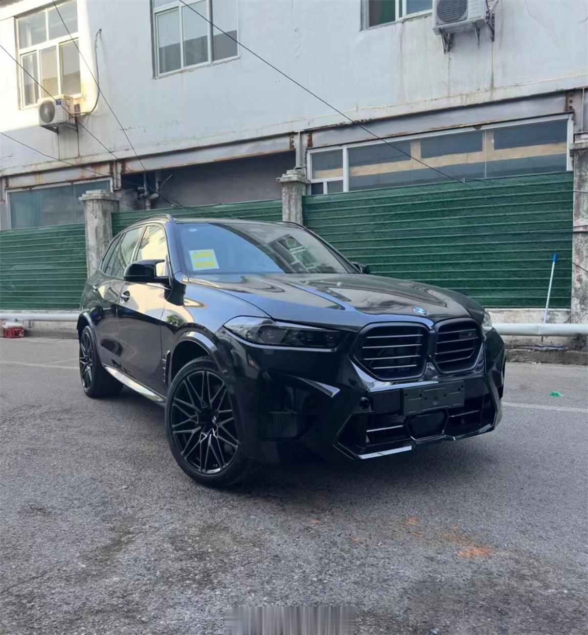 ​新款 X5M 雷霆版 宝石青/萨基尔橙带碳纤维内饰、21/22寸大轮毂、个性化