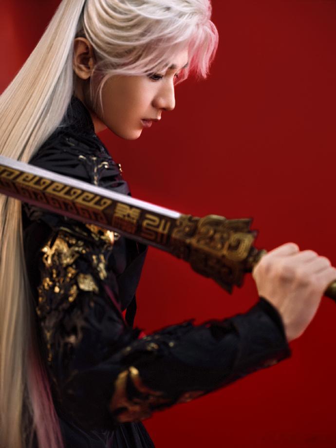 成毅黑衣束发王权富贵剑魂不灭步步生风  成毅黑衣束发，王权富贵剑魂不灭步步生风，