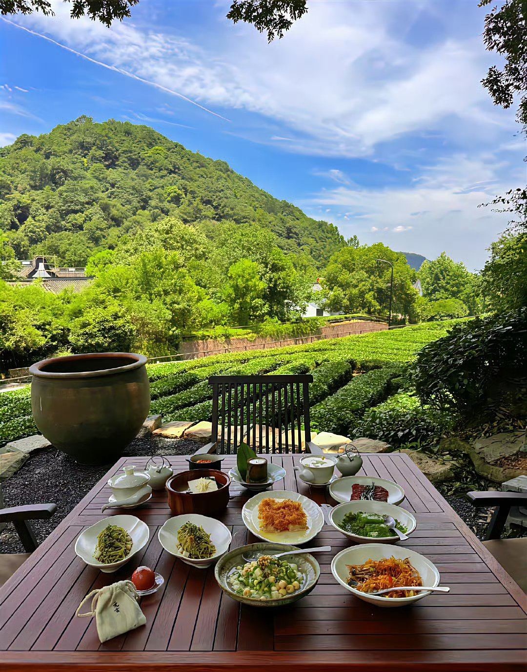 冲顶如果失败当然会套住很多人，但要是突破成功了（放量突破，不跳水）那也是有肉吃的