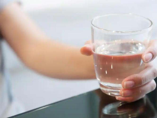 肺癌来临，看喝水就可以知道，医生：患肺癌的人，喝水有3个表现
 
很多人喝水只盯