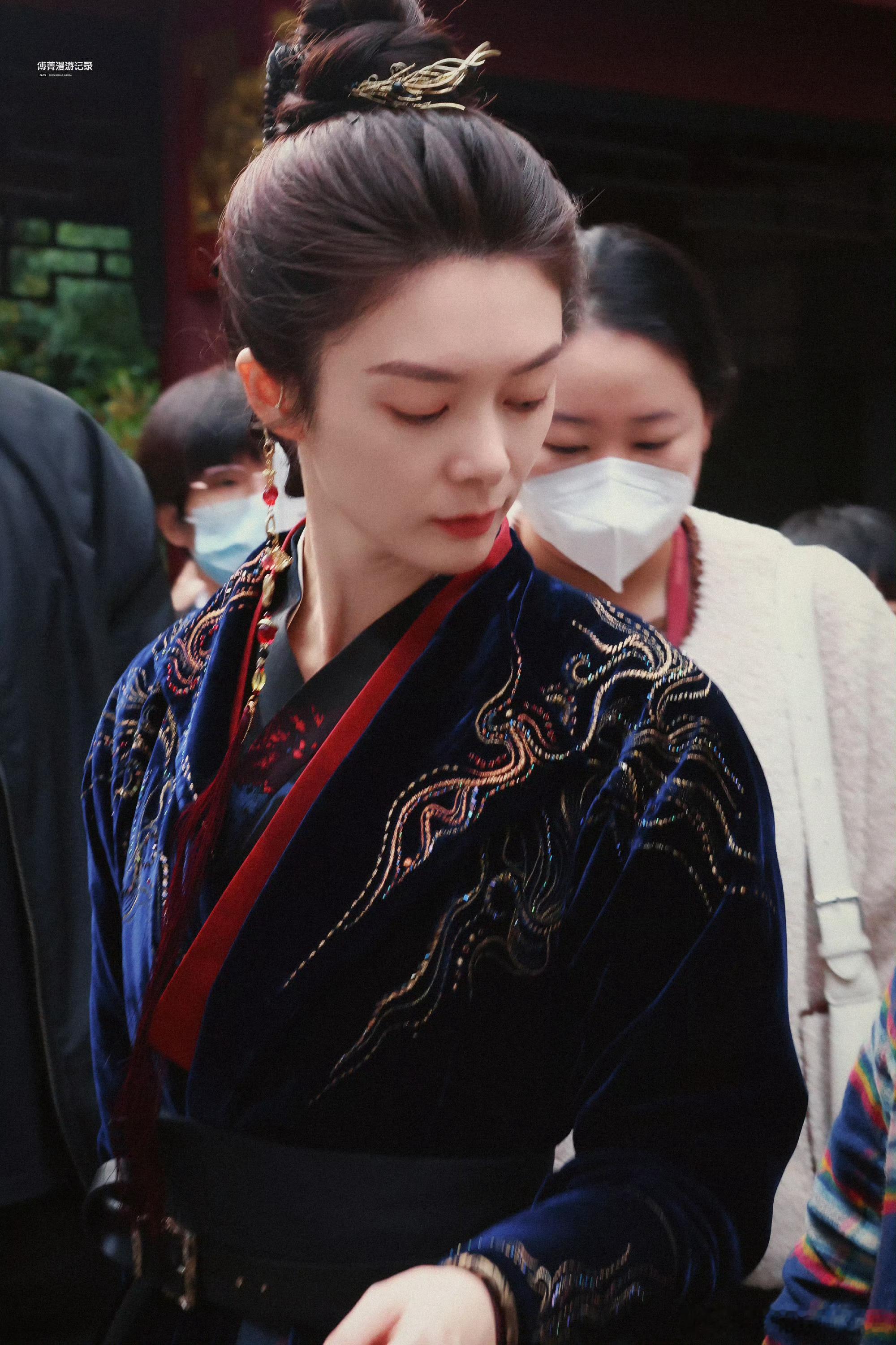 傅菁文荣奖红毯 这不是傅菁走红毯，这是傅菁封神！红毯灯光下，她就是全场唯一的战士