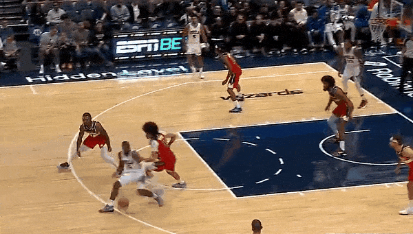 白魔起飞！惠特莫尔上演滞空飞扣！
在今天NBA常规赛奇才对阵费城的第一节比赛中，