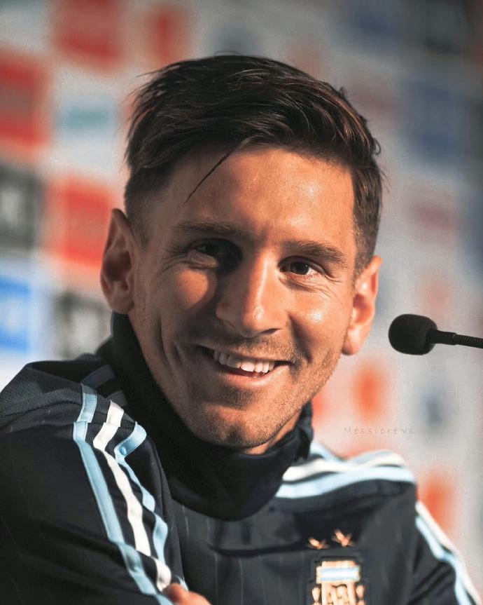 看梅西这款发型，它是不是你的最爱？[捂脸]画龙点睛，不经意间漏掉的那撮头发，简直