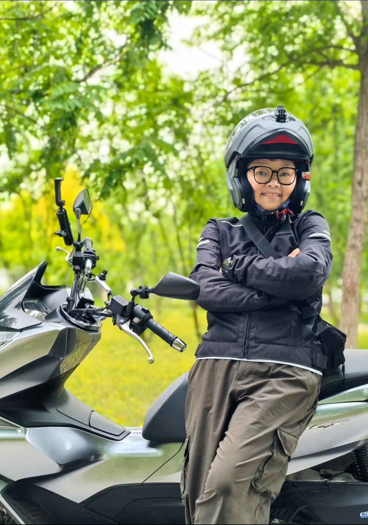 在门外的小树林溜达一圈，幽静，黄灿灿的花开的很艳，是个自己撒野的好去处。