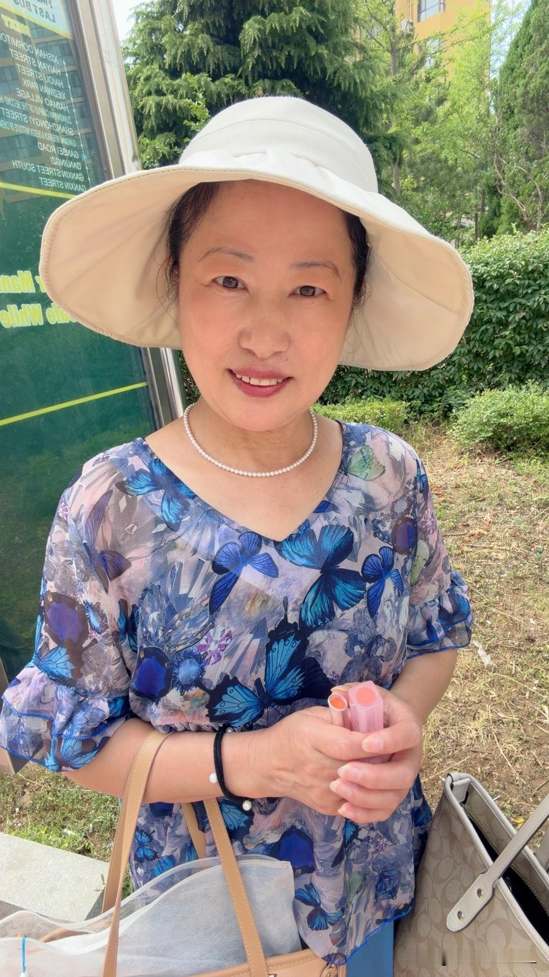 今天是周五，我上舞蹈课的日子
画上美美的妆，穿上漂亮的衣服，和女儿一起去坐公交车