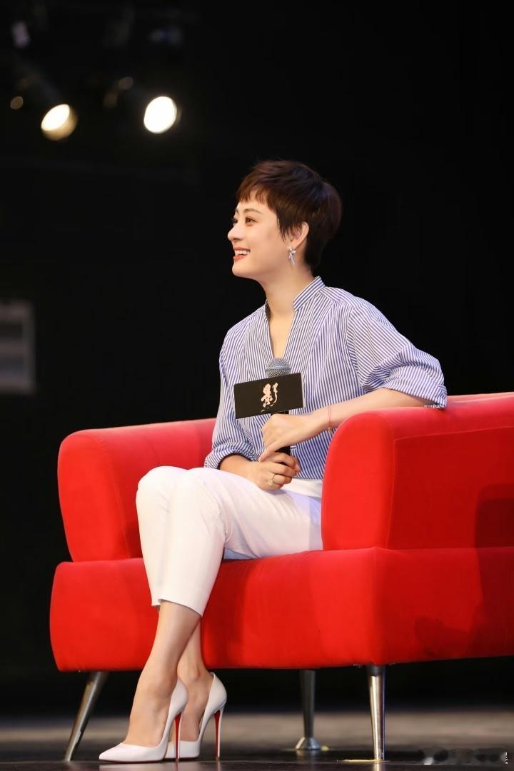 怀疑邓超在家穿孙俪高跟鞋邓超轻松驾驭马蹄鞋哈哈哈哈哈 笑不活了，邓超穿马蹄鞋走得