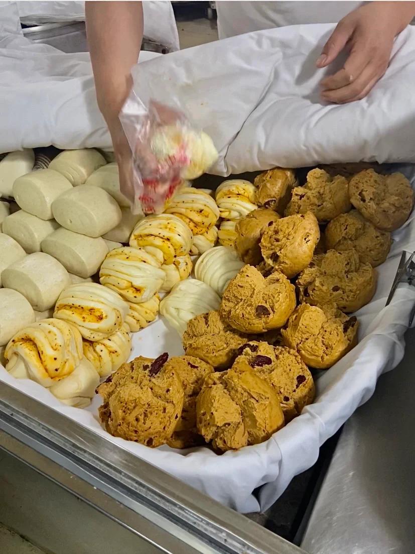 不懂就问。为什么品牌店的包子铺馒头为什么吃不饱？

今天路过一家有品牌的包子店，