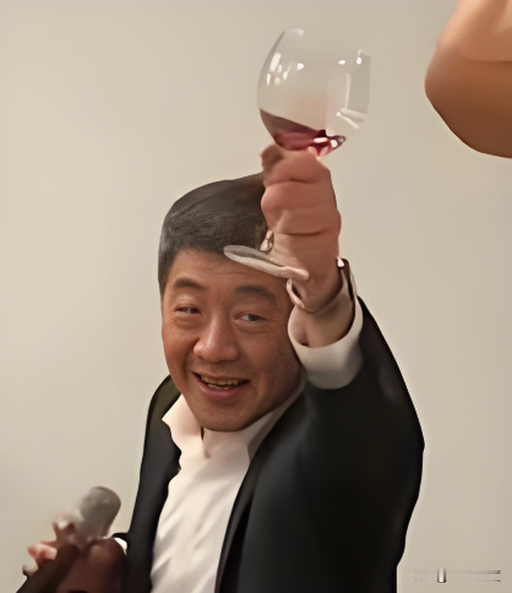 时拿酒稳、脱罩歌王、时扣久牵，陈时中酒囊饭袋，草包好色猥琐、粗鄙之形象因民进党洗