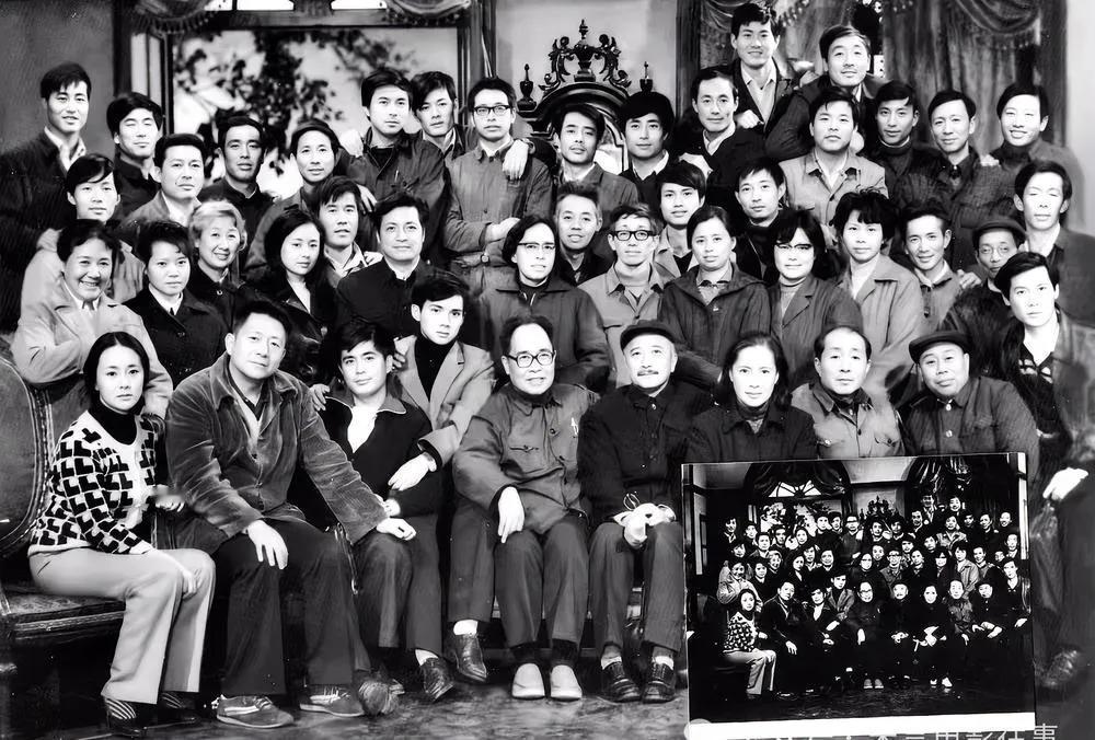 年轻演员的颜值真高，老演员们的气质真好。而且两位男演员梁同裕和钟浩的拍照姿势，也