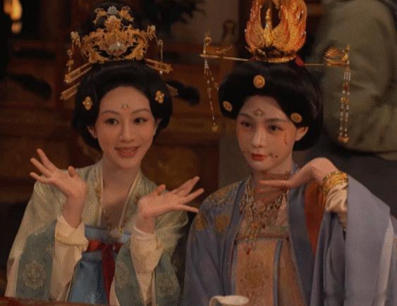 #杨紫沈梦辰合照#国色芳华杀青了，看到杨紫沈梦辰的合照了，两位美女的造型都好美呀