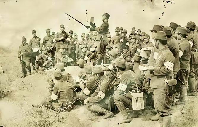 1942 年，铜匠盛冬根被鬼子抓去当苦力搬弹药，他每次趁不注意，扛着弹药箱藏进别