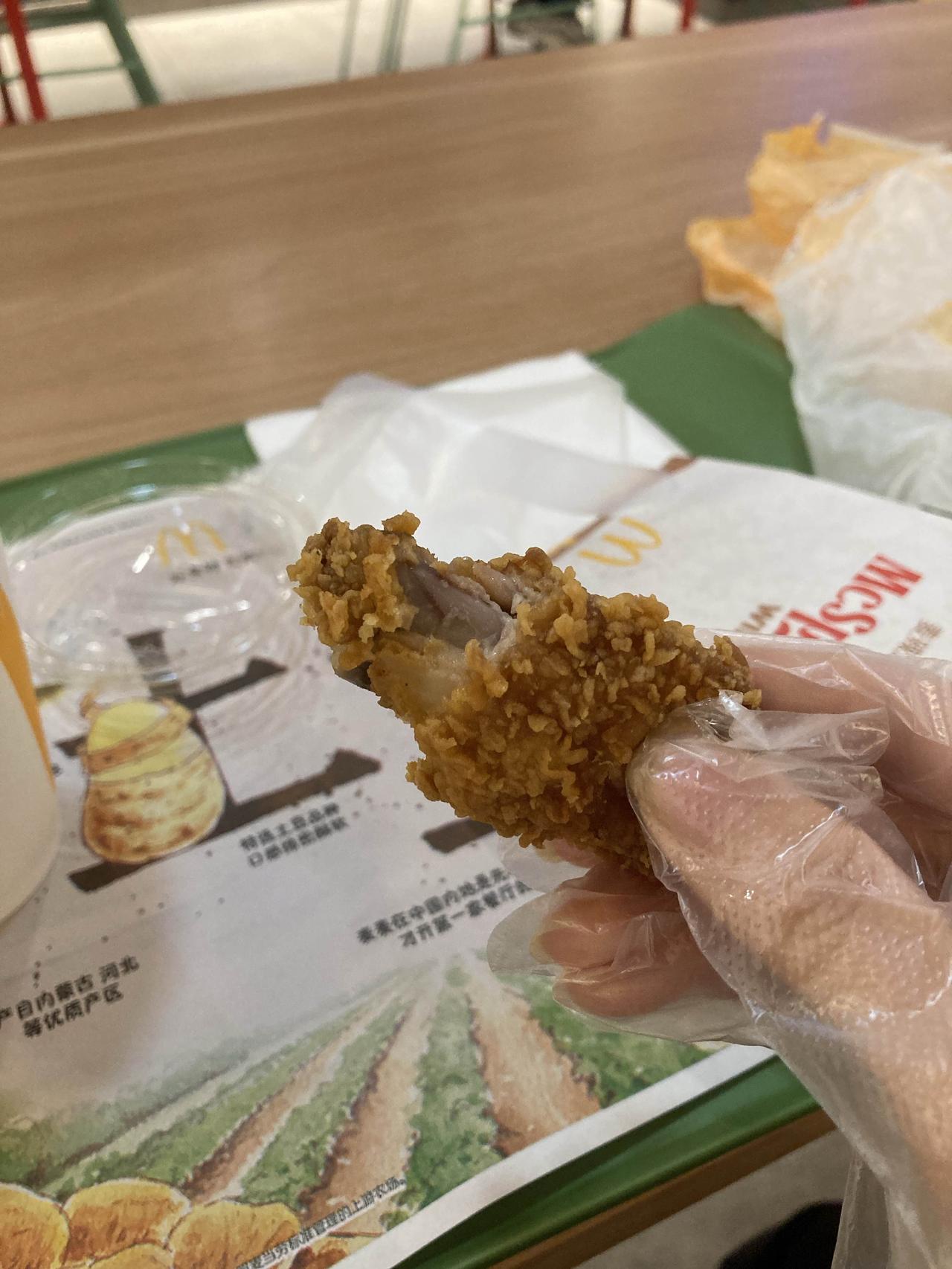 这才是炸鸡啊！为何麦当劳的炸鸡翅比肯德基的好吃那么多？

偶尔吃上一回，再配上点