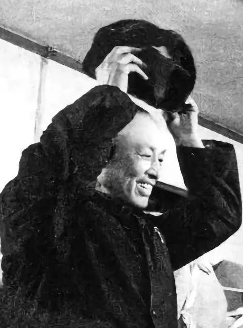 1975年，周养浩被特赦，重获自由后，国家允许他去任何地方，周养浩想去台湾投奔老